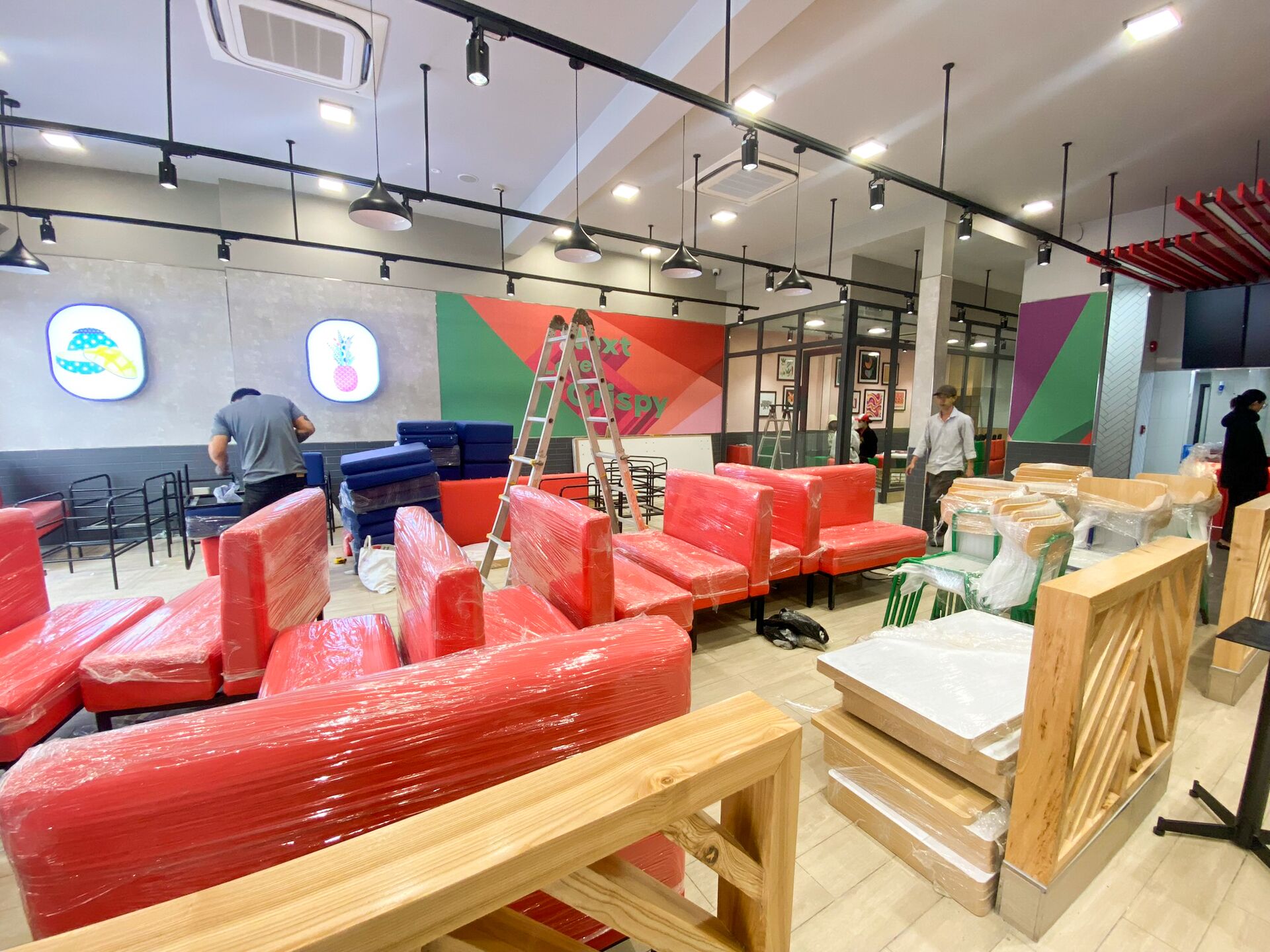 Đội thi công Scala lắp đặt nội thất cửa hàng Jollibee